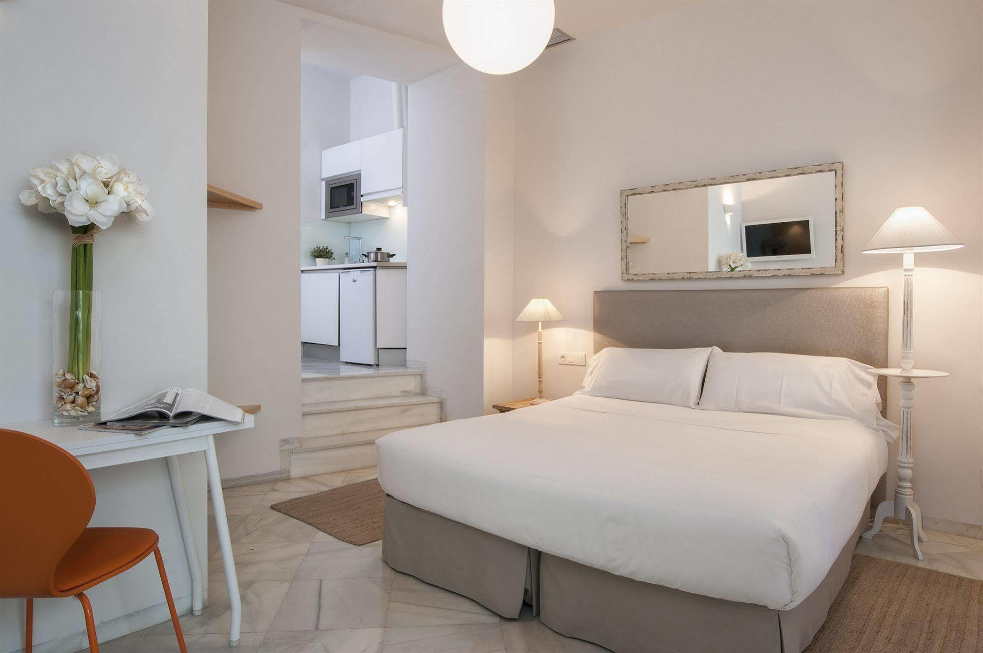 Suites Sevilla Plaza Екстер'єр фото
